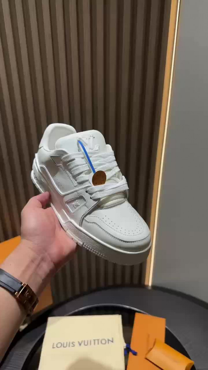 LV TRAINER SNEAKER LV-000604