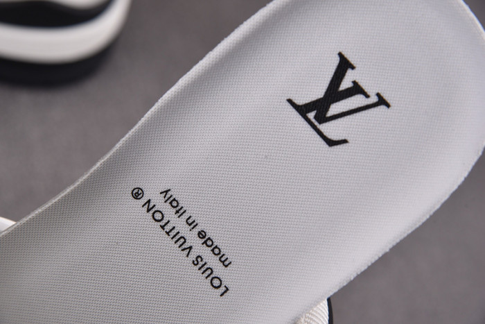 LV TRAINER SNEAKER LV-000596