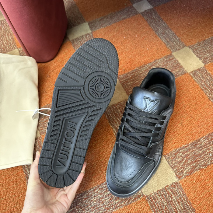 LV TRAINER SNEAKER LV-000586