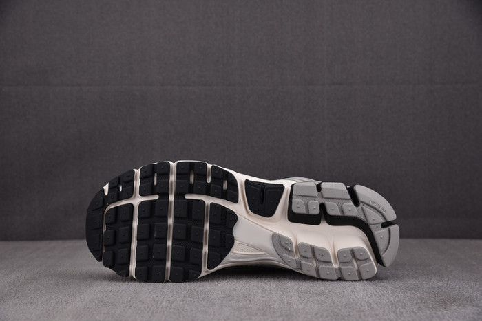 Nike Air Zoom Vomero 5 