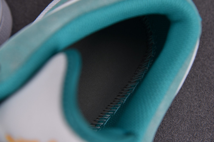 Jordan 1 Low SE New Emerald DN3705-301