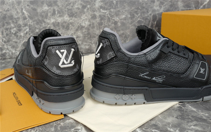 LV SNEAKER LV-000228