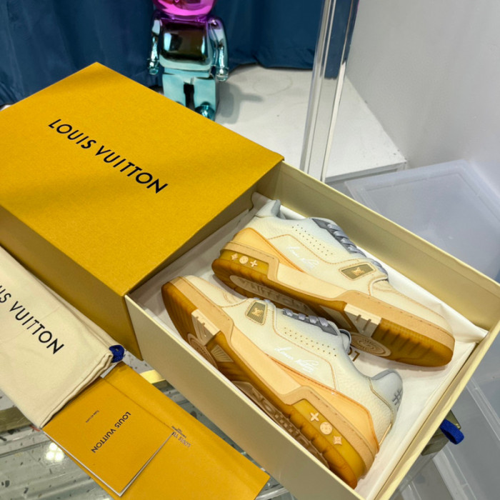 LV SNEAKER LV-000381