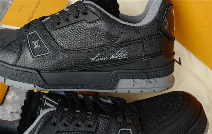 LV SNEAKER LV-000228