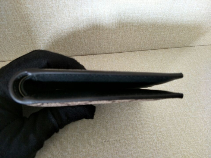 G*u*i with plaid bee wallet