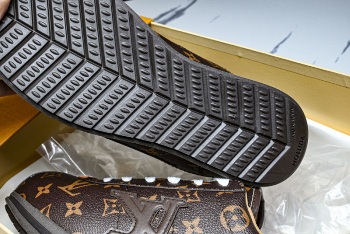 LV TRAINER SNEAKER